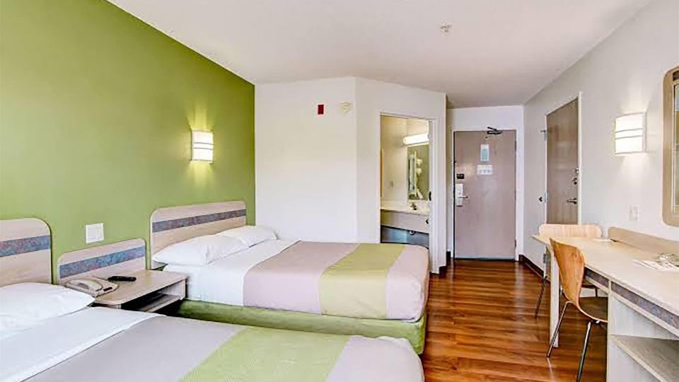 Super 8 by Wyndham Aurora East