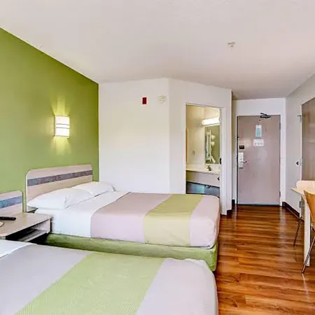 Super 8 by Wyndham Aurora East