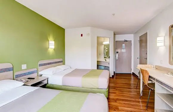 Super 8 by Wyndham Aurora East