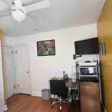 Welcome to your cozy and confortable retreat! This quiet guest room offers all Others