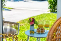 Exquisite Kitchen and Steps to the Beach - Stylish Coastal Haven