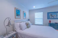 Stunning Bay Views and Cozy Deck - Charming Beach Escape