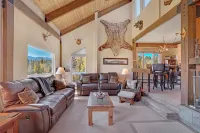 Breathtaking Mountain Views and Cozy Fireplace - Charming Ski Retreat