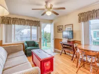 Cozy Suite with Full Kitchen and Outdoor Dining - Tranquil Ocean View Hotels in Otter Rock