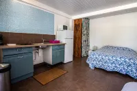 Au Petit Canal Fleuri Hotels in Ремір-Монжолі