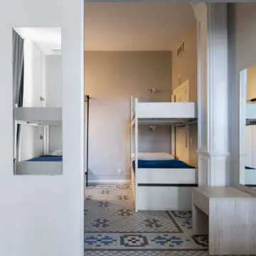 Purple Nest Hostel Отели рядом с достопримечательностью «Башни Серранос»