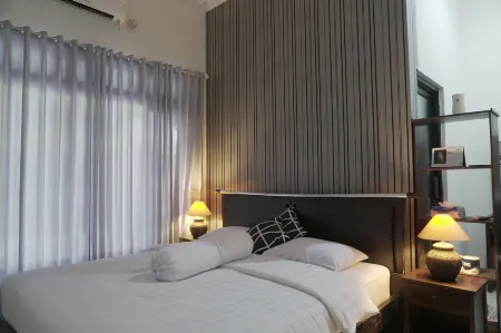 Sayana Homestay Отели в г. Godean