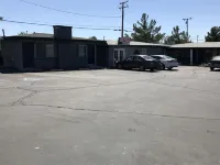 New Corral Motel - parking