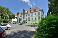 Maxmilian Lifestyle Resort - parking