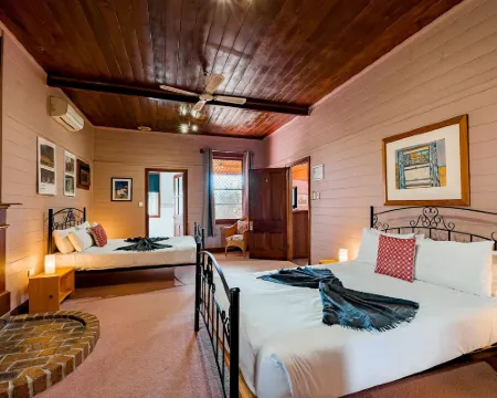 The Henry Parkes Tenterfield Hotels in Tenterfield