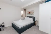 Central Modern Flat Sleeps 6 - Dedicated Parking - from 125 Per Night Hotels in Henley-on-Thames