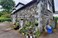 1 Bed Flat - Sleeps 4 - Garden - Parking - Wifi