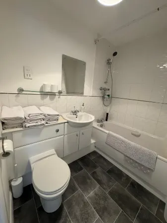 Home Sleeps5-Netflix-Parkg-Near City center Etihad Отели в г. Фэйлзуорт