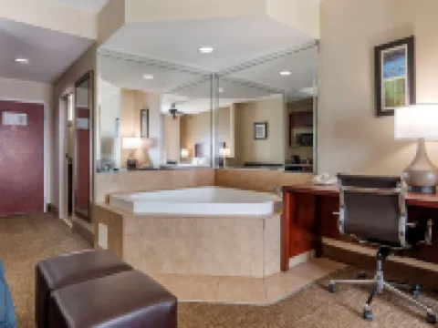 Comfort Inn & Suites Hotels in Clinton