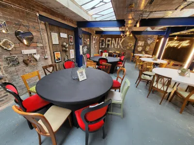 Potbank Hoteles cerca de The Excel Academy