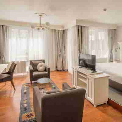 Queen's Court Hotel & Residence Rooms