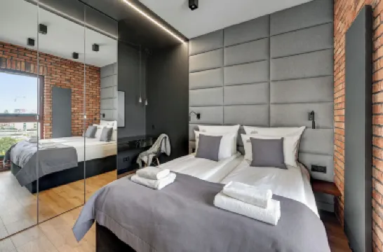 河畔諾瓦莫特瓦水療中心、泳池、健身房及停車場，市中心公寓 酒店