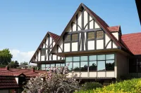 Village Family Motor Inn Отели в г. 