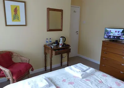 A B&B - 글라스톤베리 Courtyard Books 주변 호텔