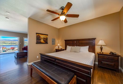 더 캐슬 앳 스완 레이크 이미지