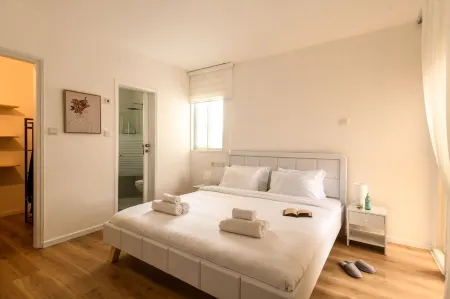 Seaside Escape with Private Patio with Mamad by Sea N' Rent Отели рядом с достопримечательностью «Netanya»