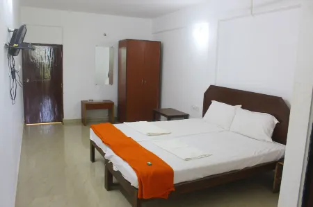 Poonam Village Resort Отели рядом с достопримечательностью «Tantra Rock Cliff»