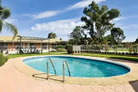 Statesman Motor Inn - Pools