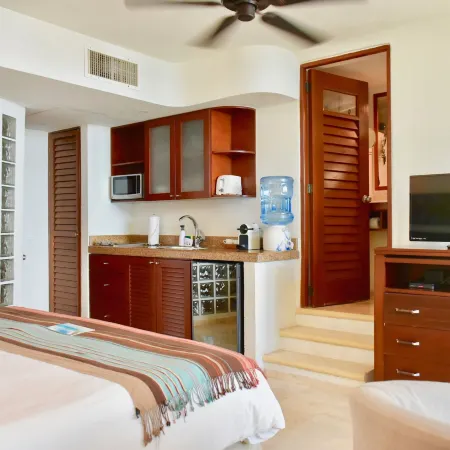 Playa Palms Beach Hotel Отели рядом с достопримечательностью «Пляжный клуб Kool»