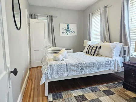 Downtown Living- 3Br- Pet Friendly- Parking