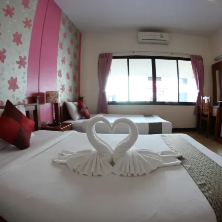 Myplace@Surat Hotel Отели рядом с достопримечательностью «Парк «Си-Тапи»»