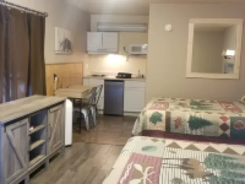 The Idaho Lodge & RV Park Hotels in Boundary County