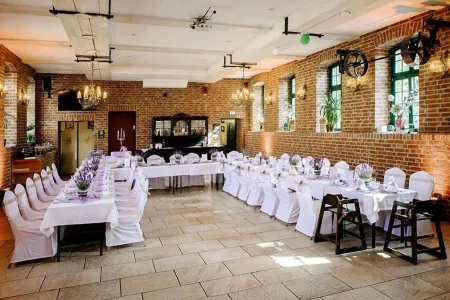 Schulzens Brauerei & Hotel Отели в г. Тангермюнде