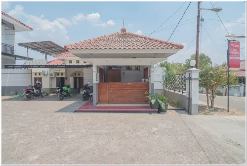 RedDoorz Plus Near Rsud Majalengka - parcheggio