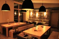 Troll's Brauhaushotel Отели в г. Медебах