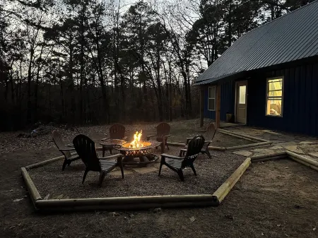 Cozy 3-bedroom cabin on Petit Jean Mountain with AC, WiFi