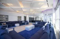 Modern High-Rise Condo with Pool/Gym, in Central DT Miami!