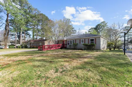 Mins to Hospital Airport & Dining- Rooms on Rose Отели в г. Сентер Пойнт