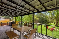 Modern 4BR Home + Jacuzzi 10 minutes from downtown