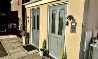 Luxurious Wolverhampton Retreat with 4 Bedrooms