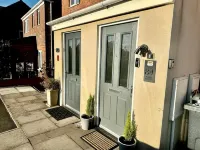 Luxurious Wolverhampton Retreat with 4 Bedrooms Hotels near St Leonard's Church, Bilston