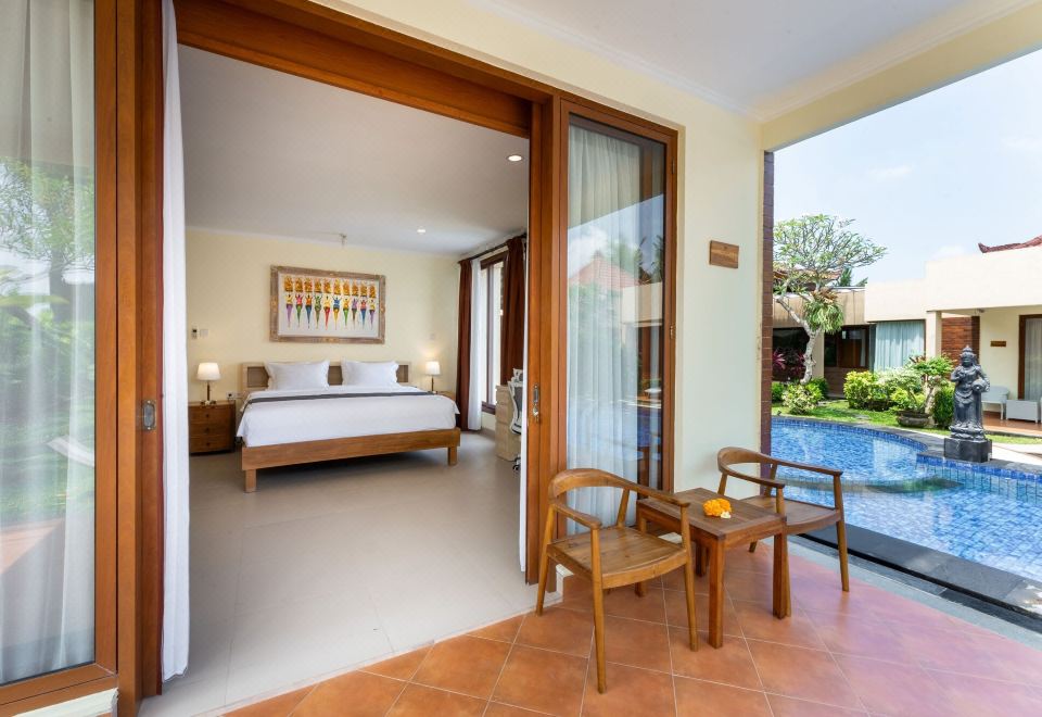 카사 데와 빌라 우붓의 전용 수영장과 정원