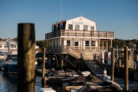 Danfords Hotel & Marina Отели рядом с достопримечательностью «Поквотт Бич Фронт»