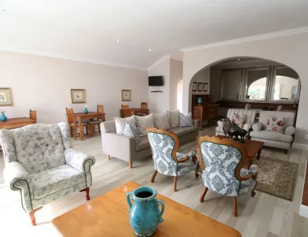 Elephant Country Guest House Отели в г. Битоу