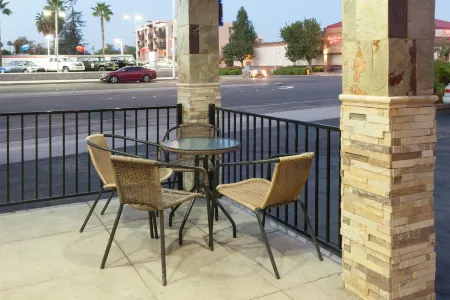 Travelodge by Wyndham El Cajon Отели рядом с достопримечательностью «Olaf Wieghorst Museum & Western Heritage Center»