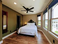 *Castle by the Square* - 5 minute walk to downtown Bentonville!