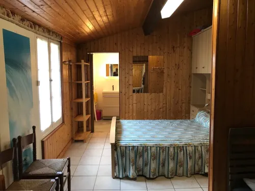 Quiet lodge for a couple at 200 from the beach, 900 m from the city center
