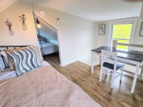 Tranquil Modern Upstairs Apt. Walk to Restaurants & Beach! Off-Street Parking, Hotels in Greenwich