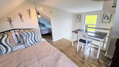 Tranquil modern upstairs apt. Close to town and beach. Just remodeled! Hotel dekat The Brant Foundation Art Study Center
