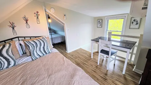 Tranquil Modern Upstairs Apt. Walk to Restaurants & Beach!