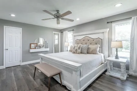 Welcome to Sunset Escape at the Lake! Private Dock, All Seasons Deck and More!